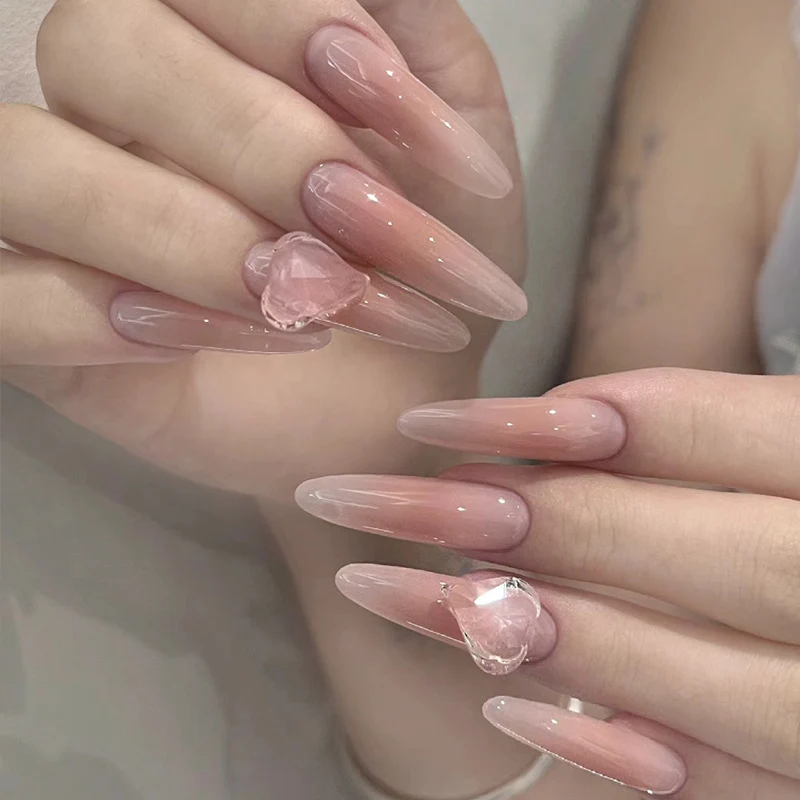 Elegante Ombre Stiletto Press-On Nägel mit Herzakzenten Karnz