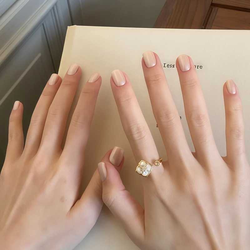 Elegante natürliche Finish Press-On-Nagelset Karnz