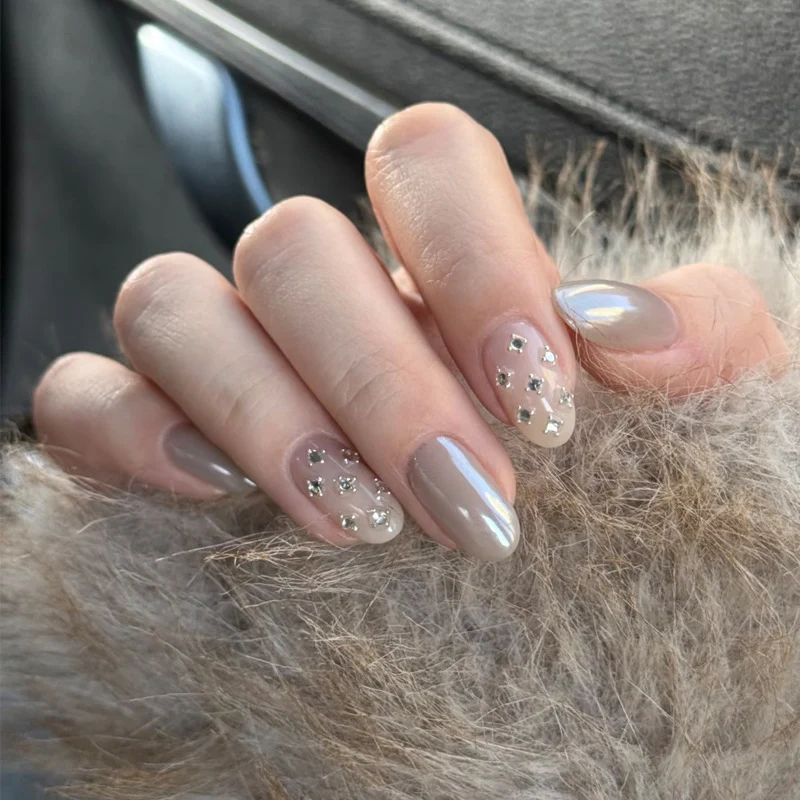 Elegante Nagelkunst mit Strassakzenten Karnz