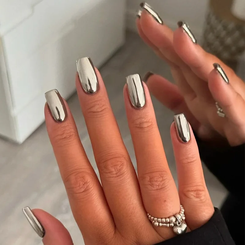 Elegante Metallische Press-On Nägel Karnz