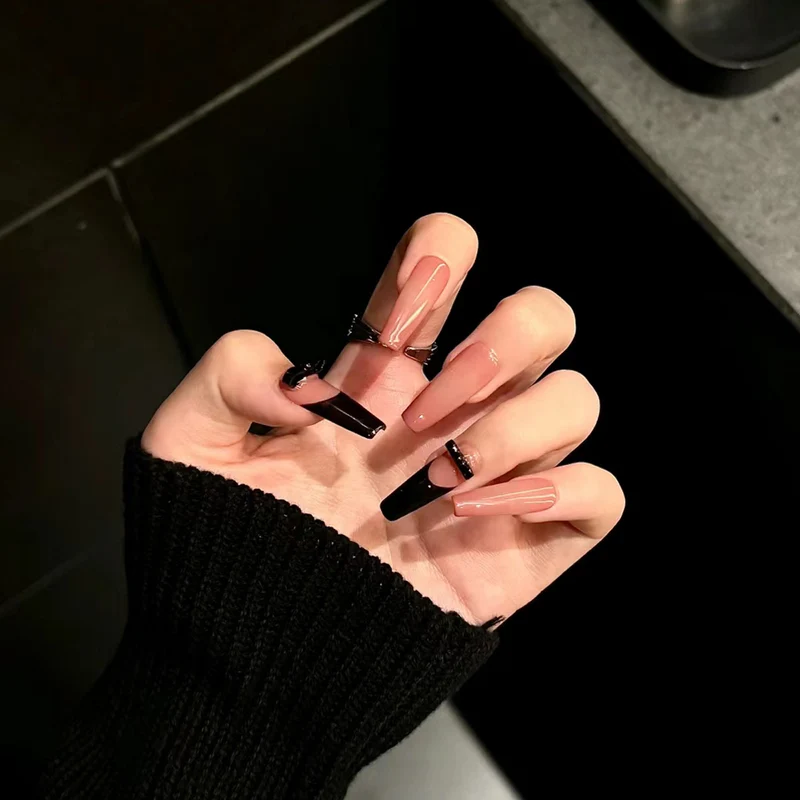 Elegante Lange Press-On Nägel Set mit Künstlerischen Spitzen Karnz