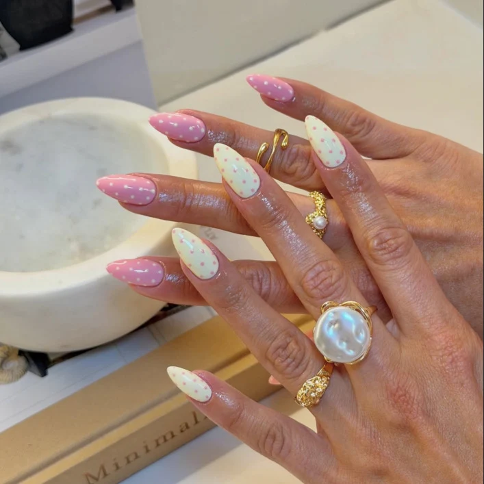 Verspieltes gepunktetes Press-On-Nagelset Karnz