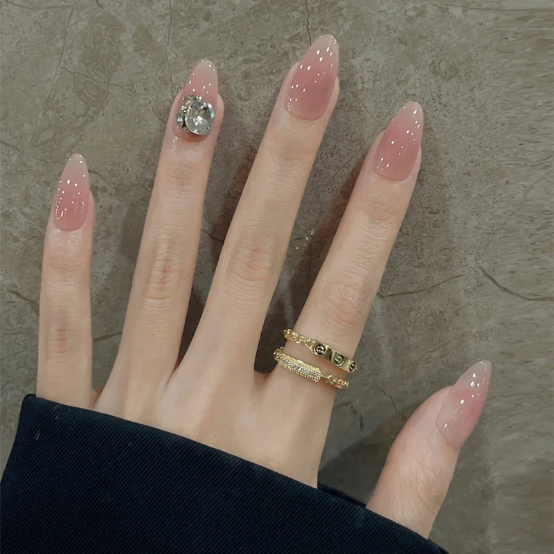 Stylisches Press-On Nagel-Set mit eleganten Glitzerakzenten Karnz