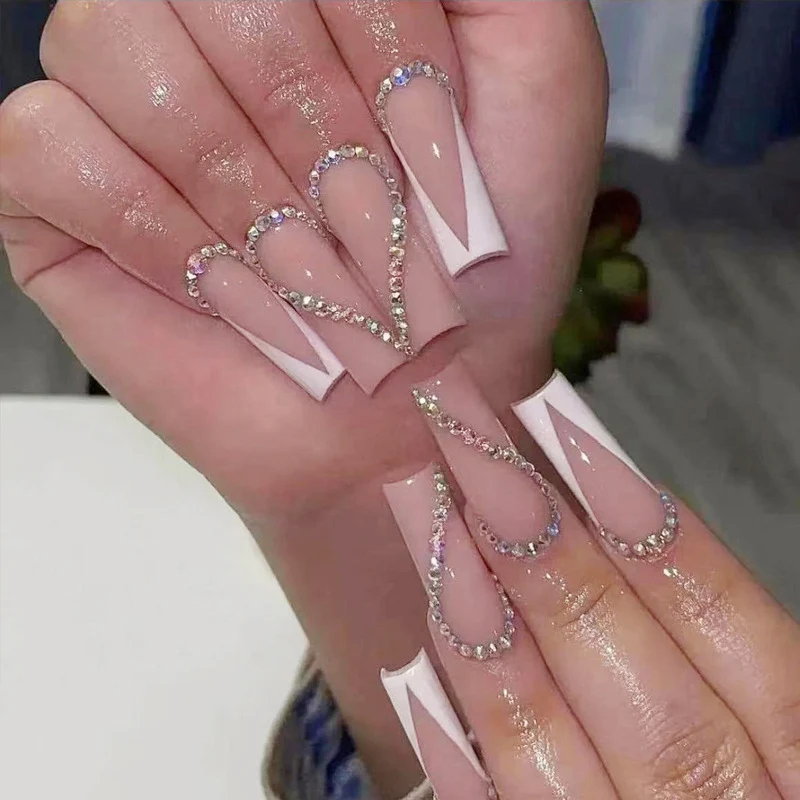 Stylisches Press-On-Nageldesign mit eleganten Strassakzenten Karnz