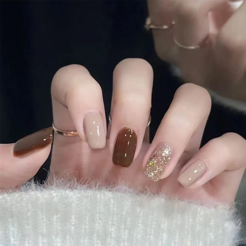 Stylisches Nagelkunst Press-On Set mit Glitter und glänzendem Finish Karnz
