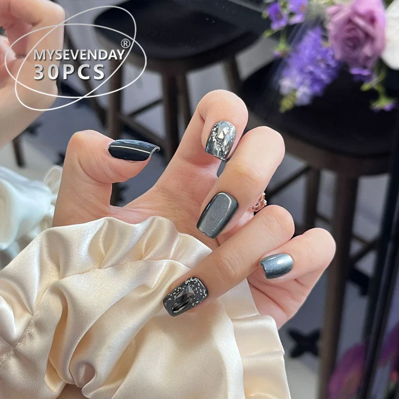 Stylisches Nagelkunst Press-On Set Karnz