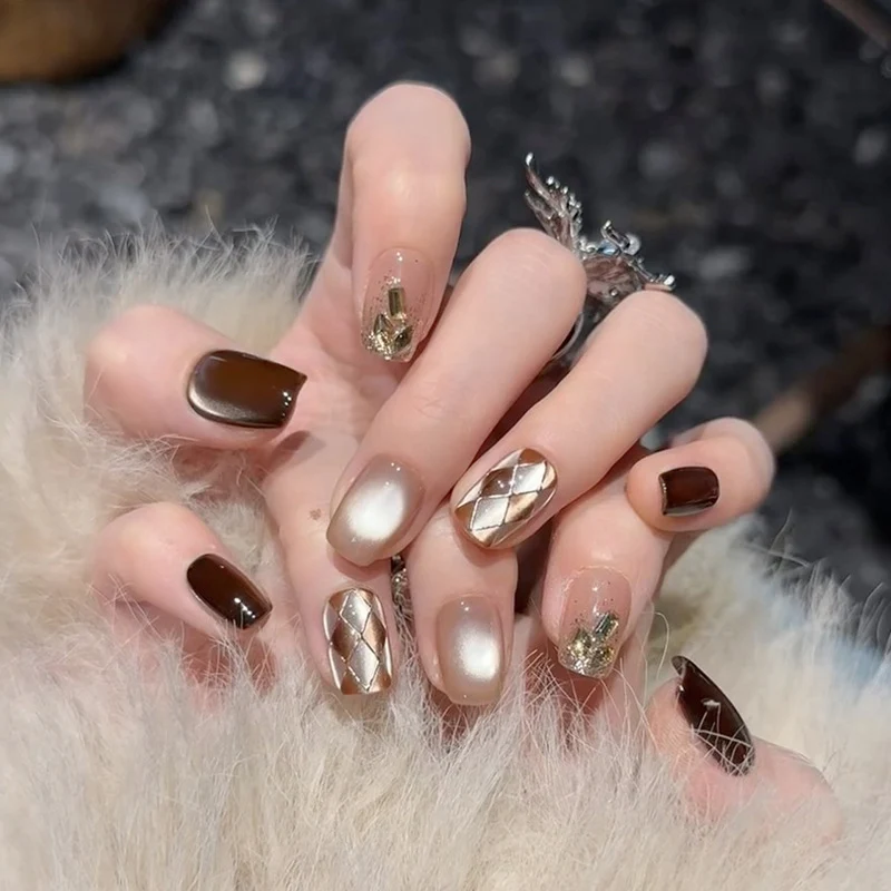 Stylisches Gel Press-On Nagelset mit einzigartigen Designelementen Karnz