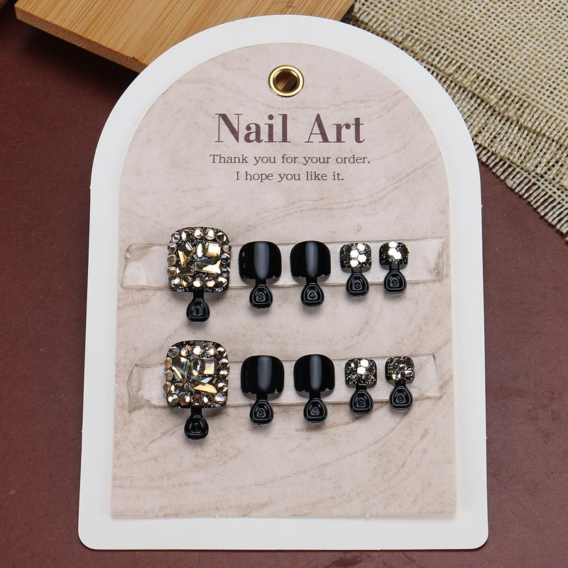 Stylisches Dekoratives Press-On-Nagelset mit Edelsteinakzenten Karnz