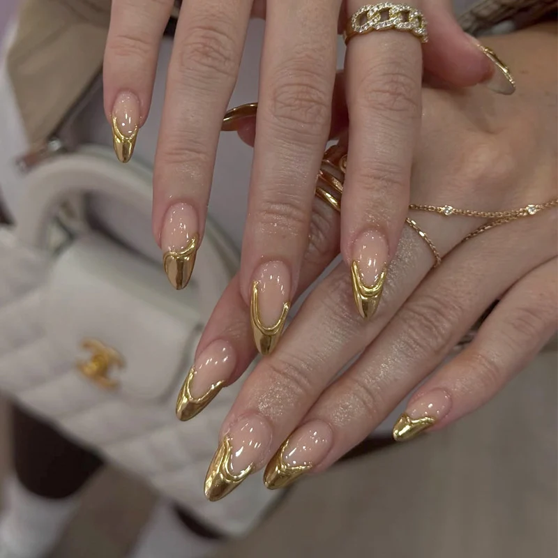 Stiletto-Nagelverstärkungen mit goldenen Akzenten Karnz