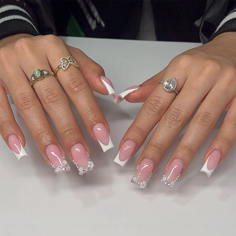 Press-On Nagelset mit Französischem Spitzen-Design und Floralen Akzenten Karnz