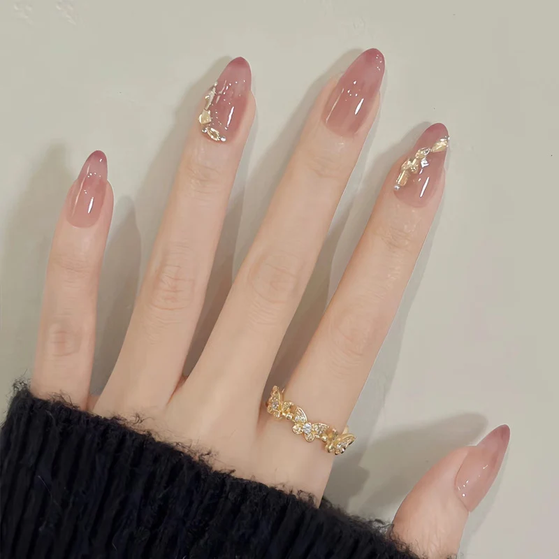 Premium Stiletto Press-On Nail Art mit goldenen Akzenten Karnz
