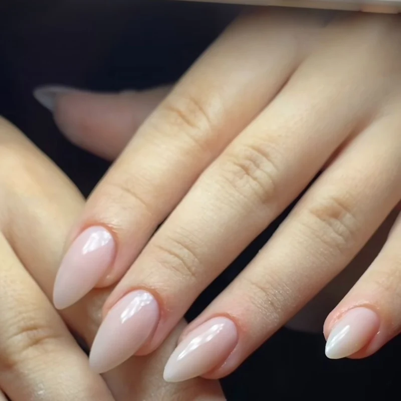 Glänzende Stiletto Press-On Nagelerweiterungen Karnz