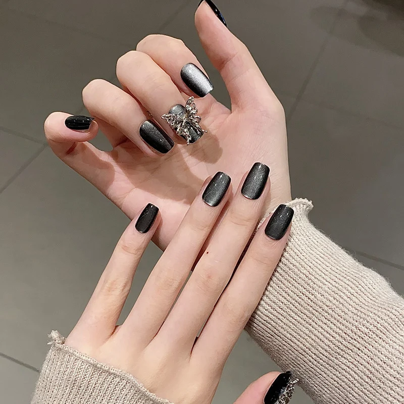 Glänzendes Nagelset Karnz