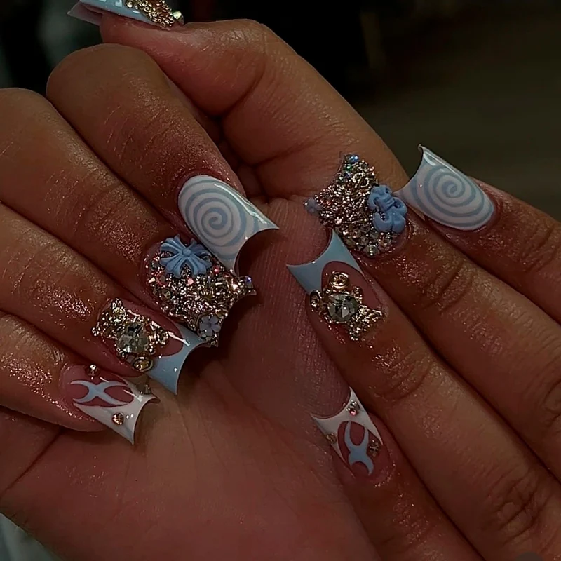 Kunstvolle Nagelkunst mit süßen Tiermotiven und Glitzerakzenten Karnz
