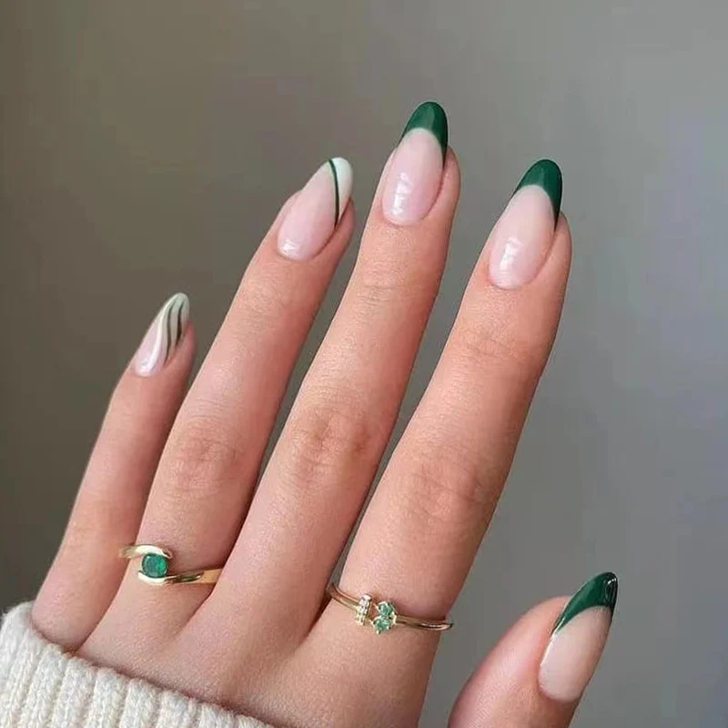 Kunstvolle Nagelkunst mit stylischen Spitzen Karnz