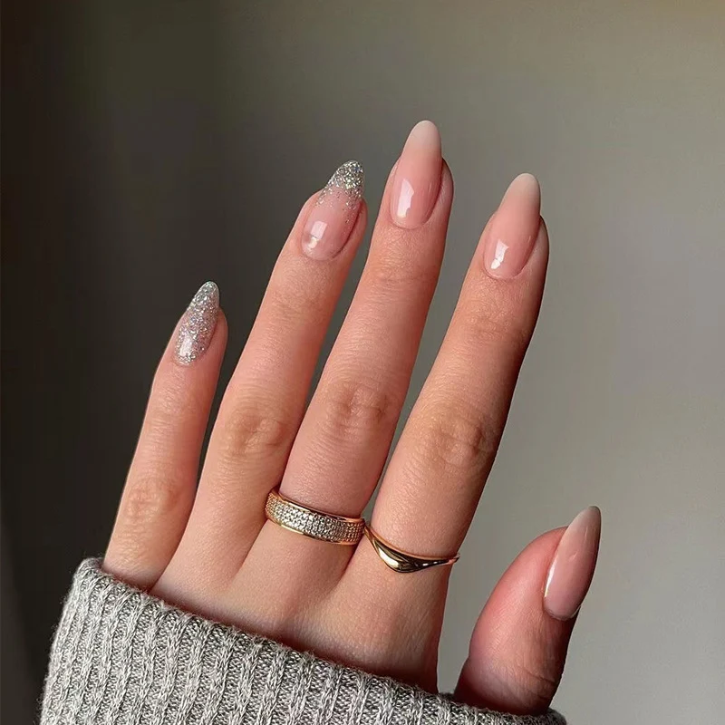 Kunstvolle Nagelkunst mit Strassverzierungen und elegantem Farbverlauf Karnz