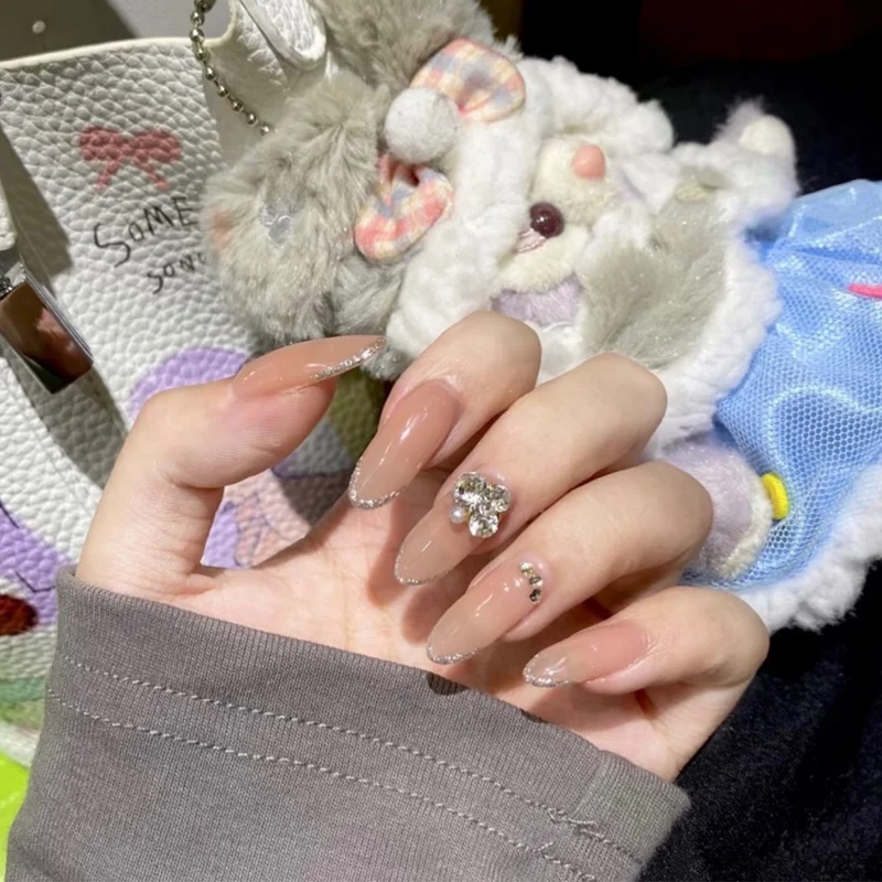 Kunstvolle Nagelkunst mit Strassverzierungen Karnz