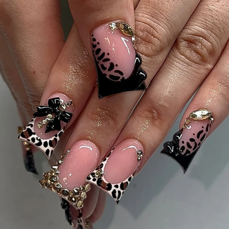 Kunstvolle Nagelkunst mit Strass und tierischen Akzenten Karnz