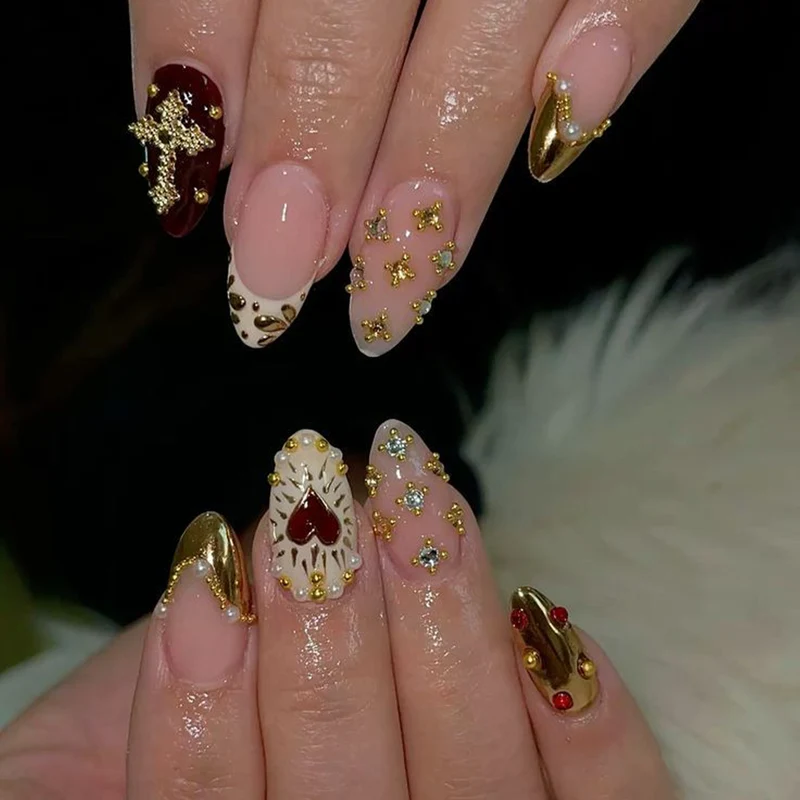 Kunstvolle Nagelkunst mit Strass- und Goldakzenten Karnz