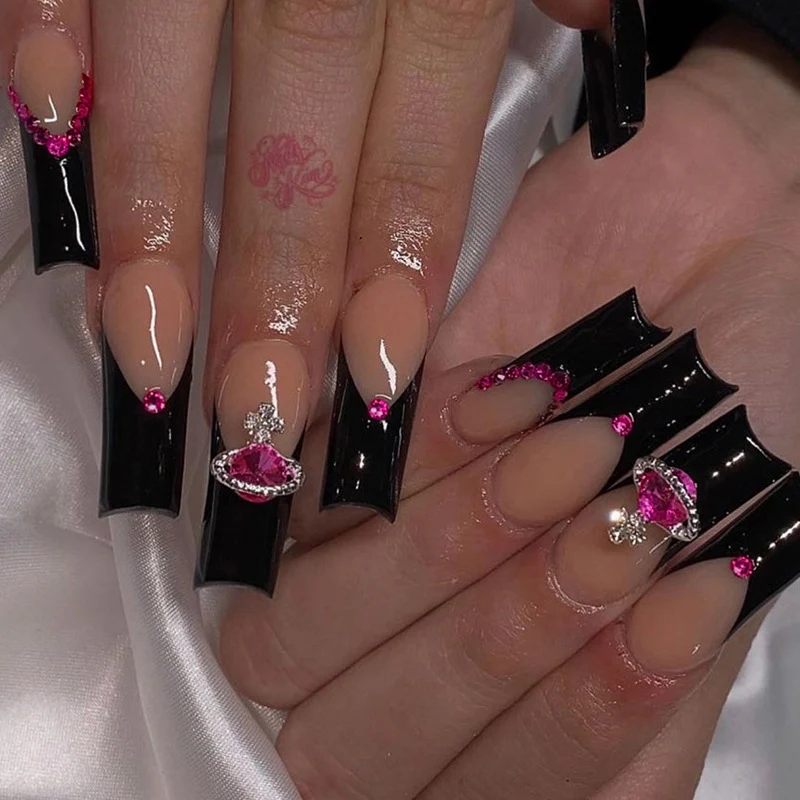 Kunstvolle Nagelkunst mit Strass und Glanz Karnz