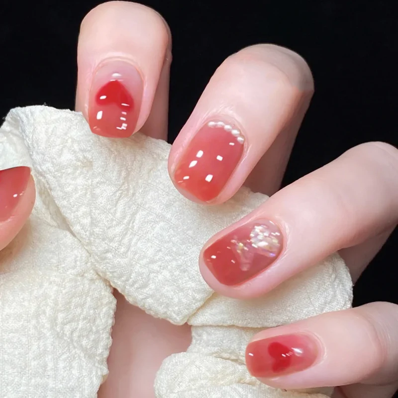 Kunstvolle Nagelkunst mit strahlendem Glanz und Herzmotiven Karnz