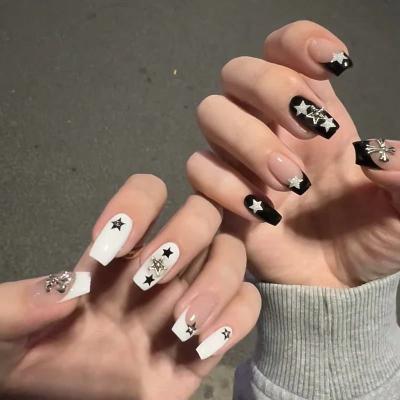 Kunstvolle Nagelkunst mit Sternenmotiven und Glitzerakzenten Karnz