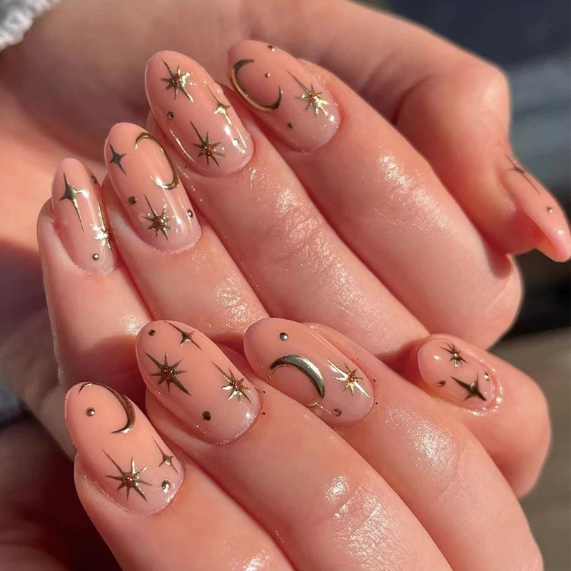 Kunstvolle Nagelkunst mit Sternen- und Mondmotiven Karnz