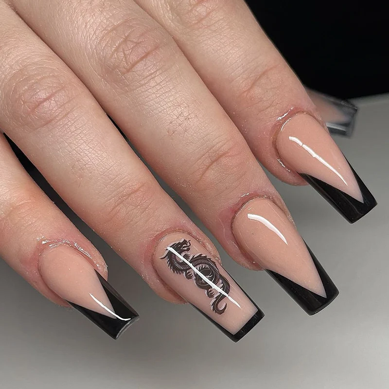 Kunstvolle Nagelkunst mit schwarzem French-Tip und unterirdischen Mustern Karnz