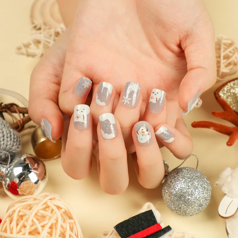 Kunstvolle Nagelkunst mit Schnee- und Weihnachtsmotiven Karnz