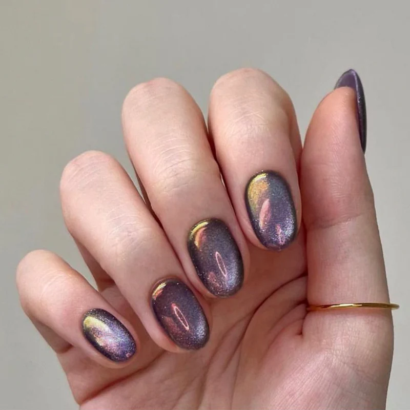 Kunstvolle Nagelkunst mit schimmerndem Finish Karnz