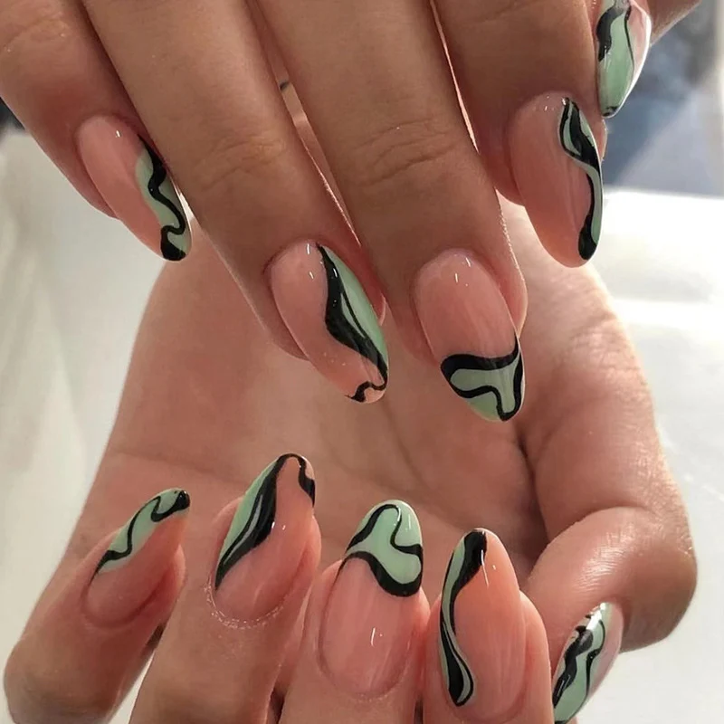 Kunstvolle Nagelkunst mit sanften Wellenmustern Karnz