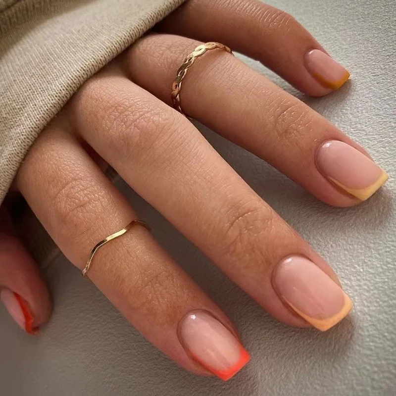 Kunstvolle Nagelkunst mit sanften Farbverläufen Karnz