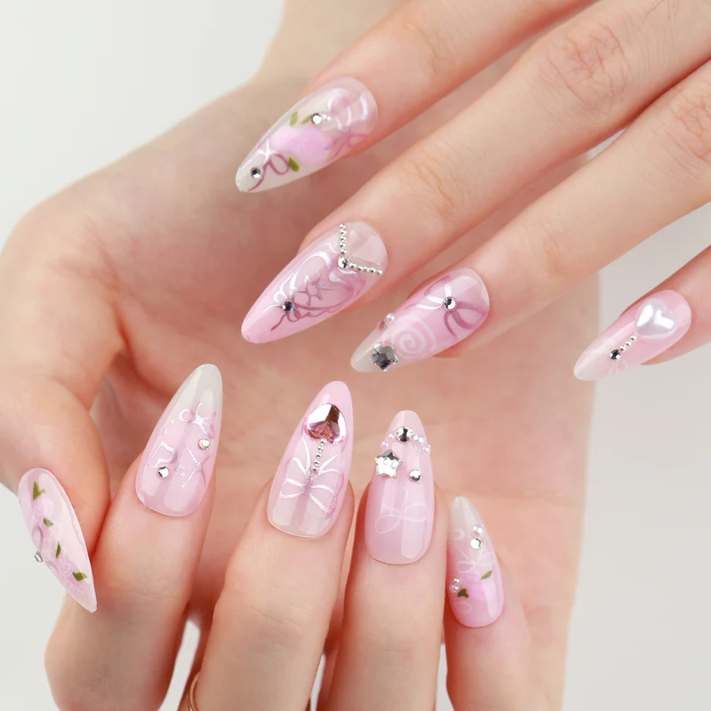 Kunstvolle Nagelkunst mit romantischen Rosen- und Schleifenmotiven Karnz