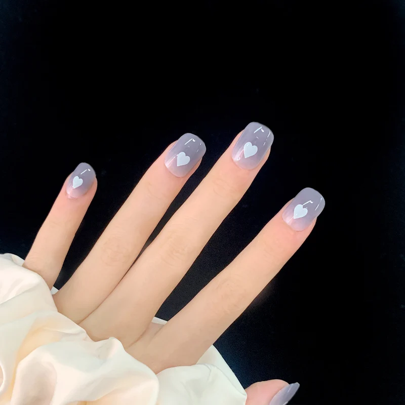 Kunstvolle Nagelkunst mit romantischen Herzmotiven Karnz