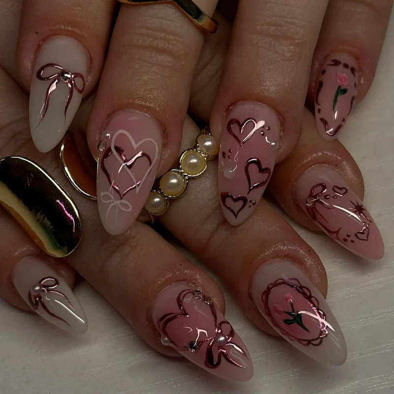Kunstvolle Nagelkunst mit romantischem Herzdesign Karnz