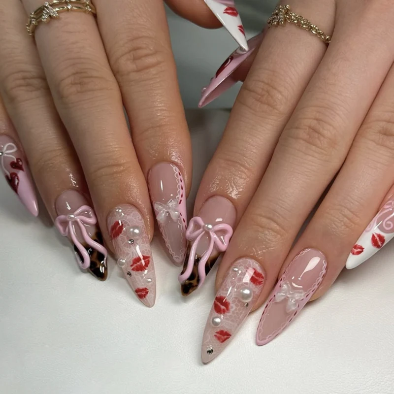 Kunstvolle Nagelkunst mit romantischem Herz- und Schleifenmotiv Karnz