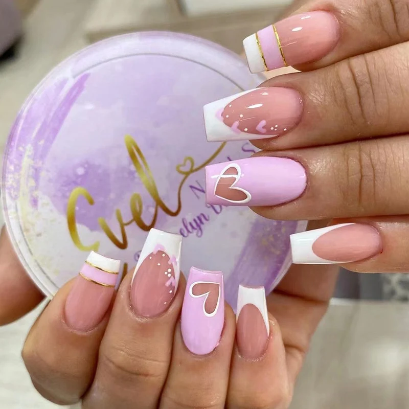 Kunstvolle Nagelkunst mit romantischem Design Karnz