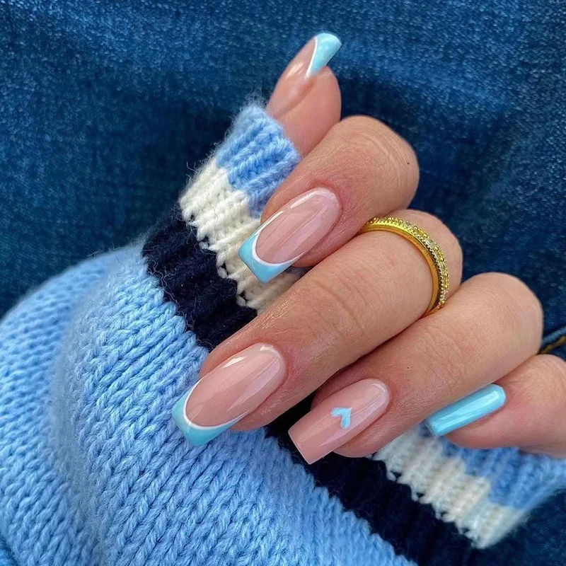 Kunstvolle Nagelkunst mit pastellblauen Akzenten Karnz
