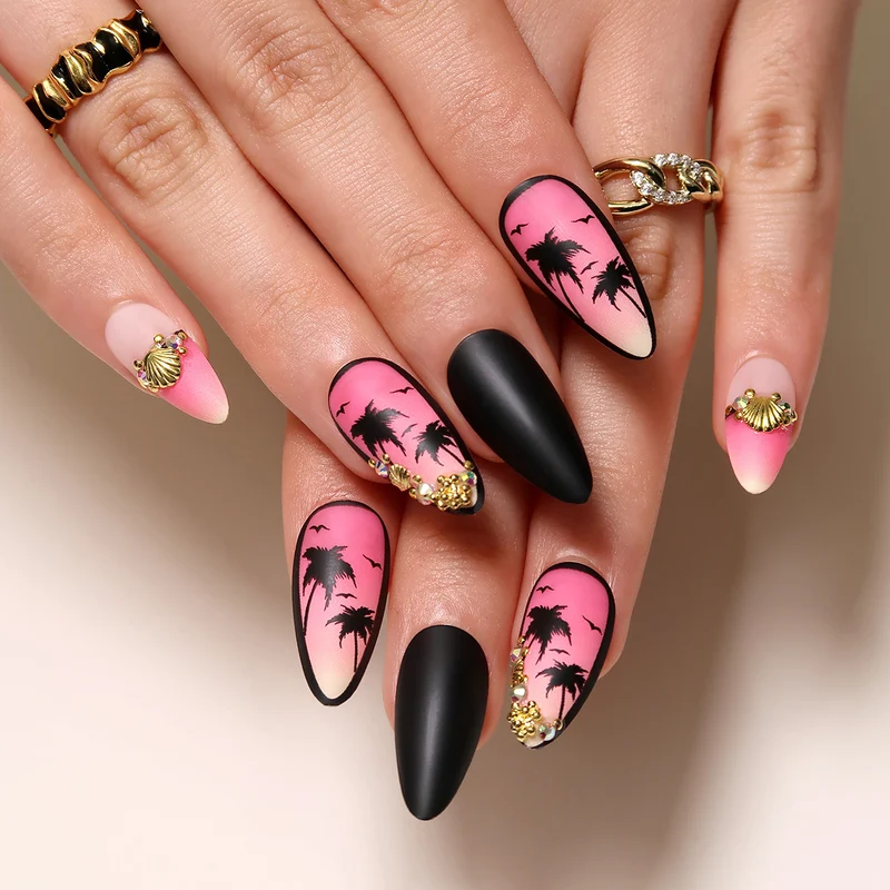 Kunstvolle Nagelkunst mit Palmenmotiv und Glitzerakzenten Karnz
