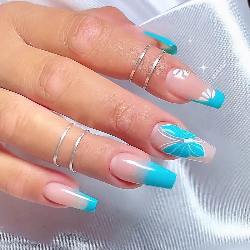 Kunstvolle Nagelkunst mit Ombre- und Blumenverzierungen Karnz