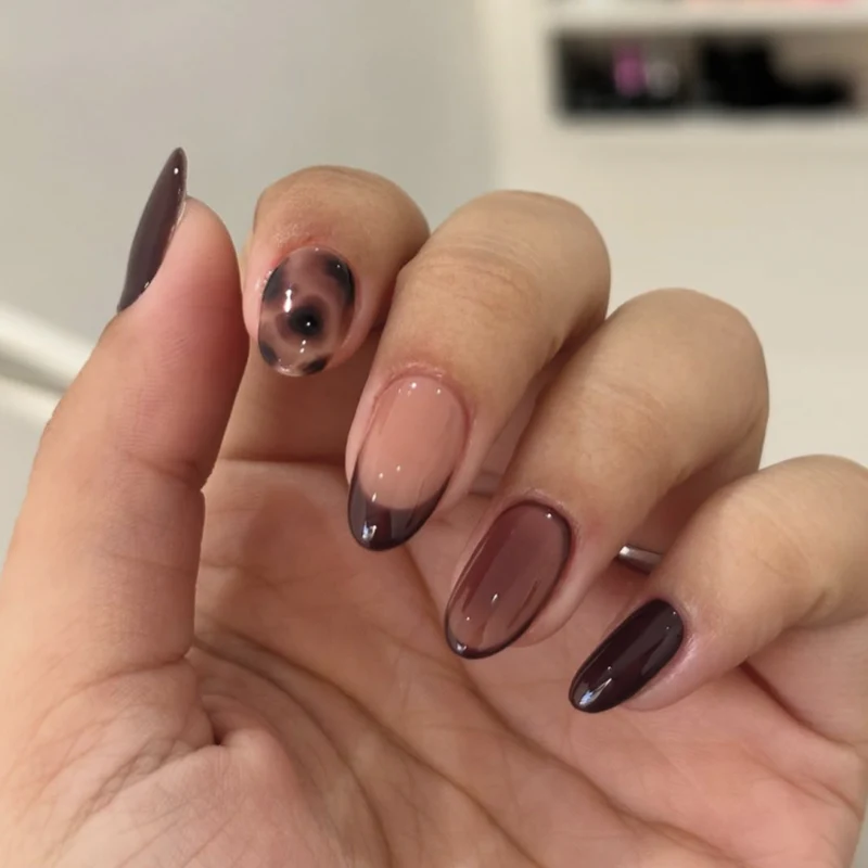 Kunstvolle Nagelkunst mit Ombre-Effekt und Muster Karnz