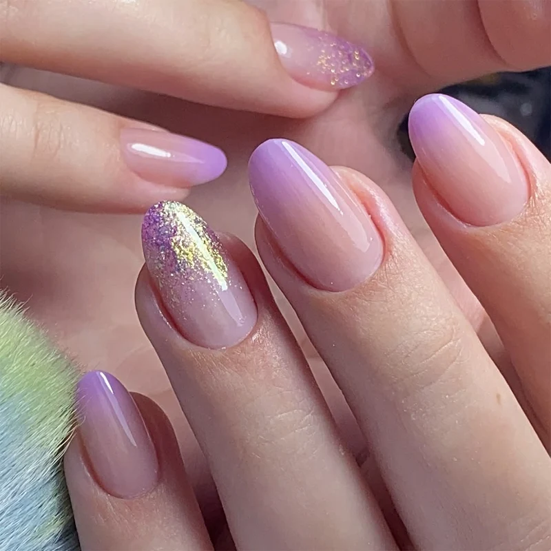 Kunstvolle Nagelkunst mit Ombre-Design und Glitzerakzenten Karnz
