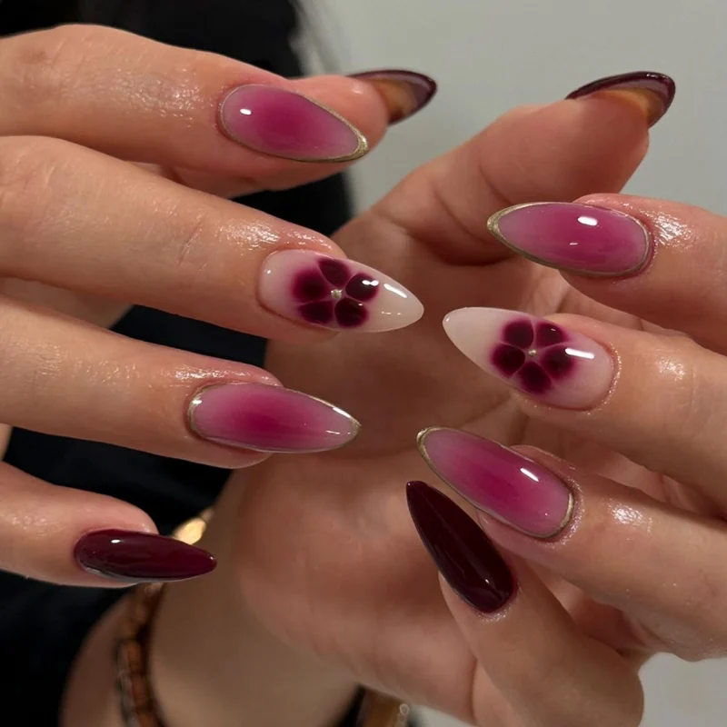 Kunstvolle Nagelkunst mit Ombre-Design und floralen Akzenten Karnz