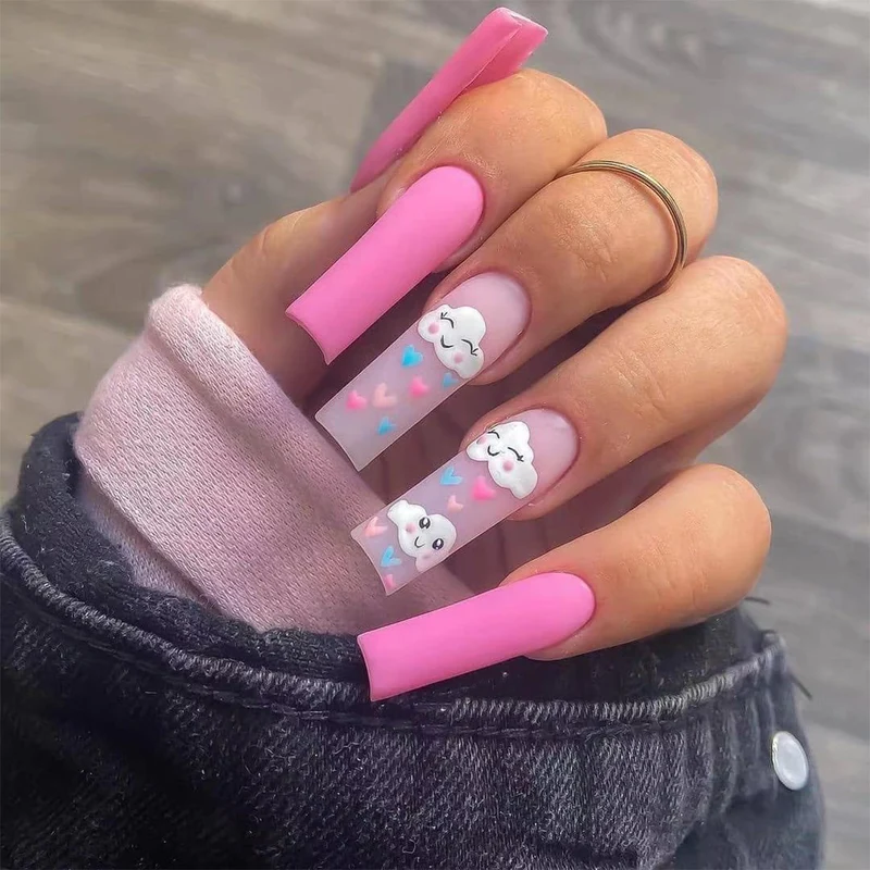 Kunstvolle Nagelkunst mit niedlichen Wolken- und Herzmotiven Karnz