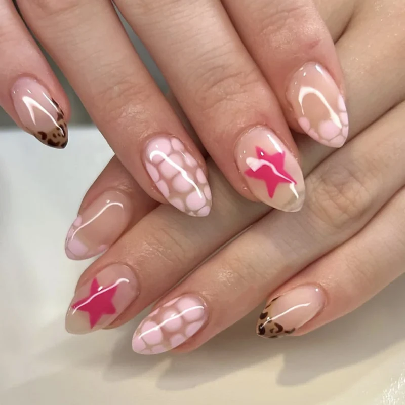 Kunstvolle Nagelkunst mit niedlichen Motiven und Glitzerakzenten Karnz