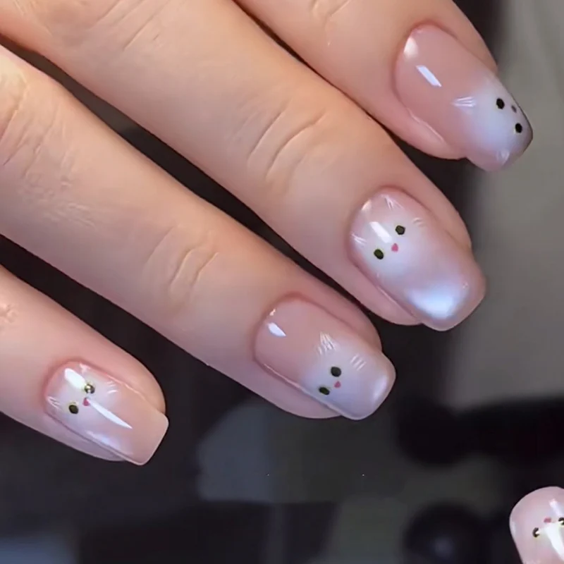 Kunstvolle Nagelkunst mit niedlichem Kaninchenmotiv Karnz