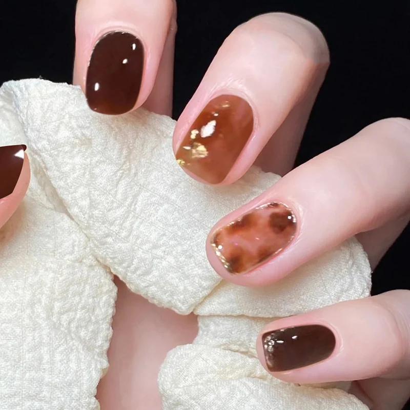 Kunstvolle Nagelkunst mit natürlichen Farbnuancen Karnz