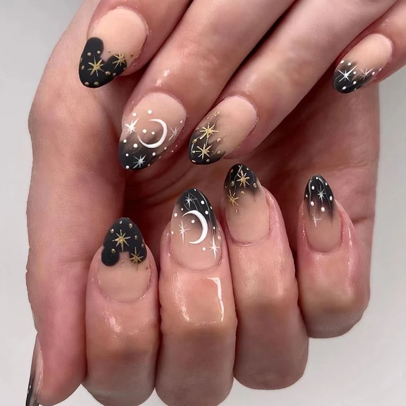 Kunstvolle Nagelkunst mit Mond- und Sternmotiven Karnz