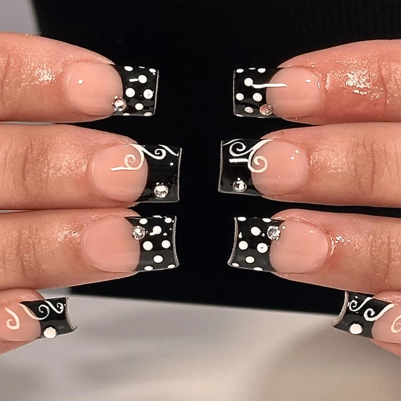 Kunstvolle Nagelkunst mit modernen Verzierungen und Akzenten Karnz