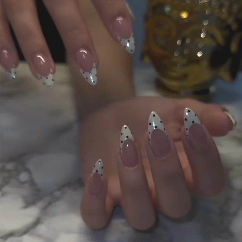 Kunstvolle Nagelkunst mit modernen Punkten und eleganter Spitze Karnz